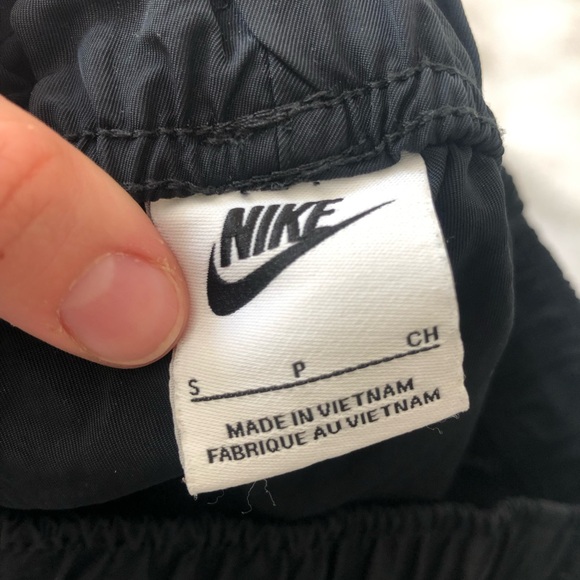 Small black Nike shorts - Picture 3 of 4